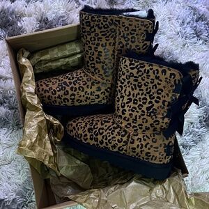 UGG BAILEY BOW BROWN LEOPARD PRINT